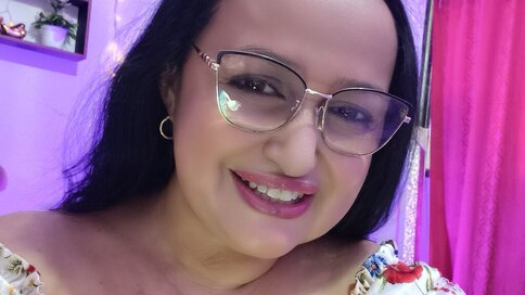 Join GiaNahomi’s Live Cam Show Now