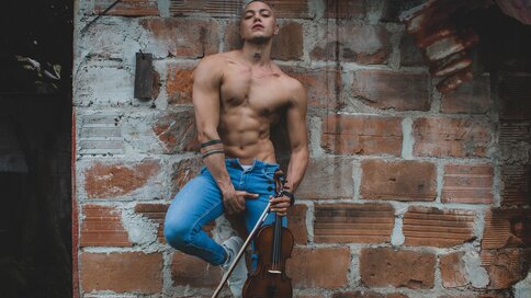 Join KenMcLean’s Live Cam Show Now