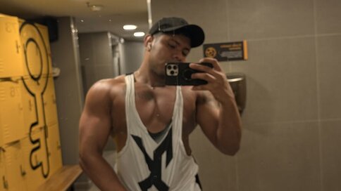 Join LeonMike’s Live Cam Show Now