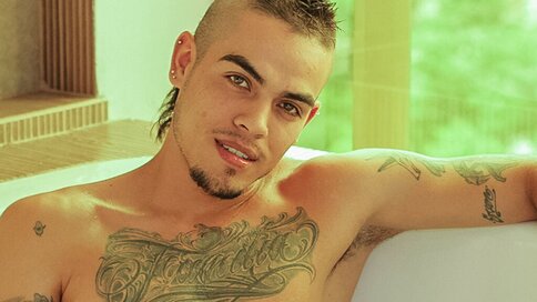 Join MikeeScooth’s Live Cam Show Now