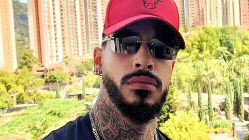 Join VinzenzRizzo’s Live Cam Show Now